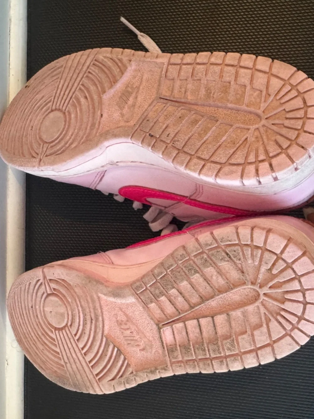 Nike dunk low triple pink